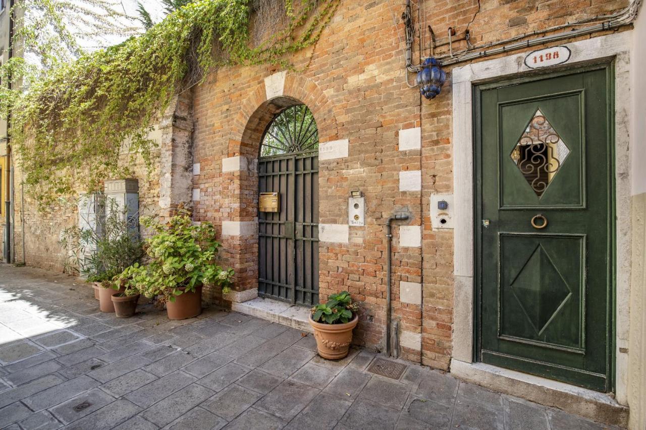 Residenza Centopietre - Dorsoduro By Wonderful Italy Venice Exterior photo